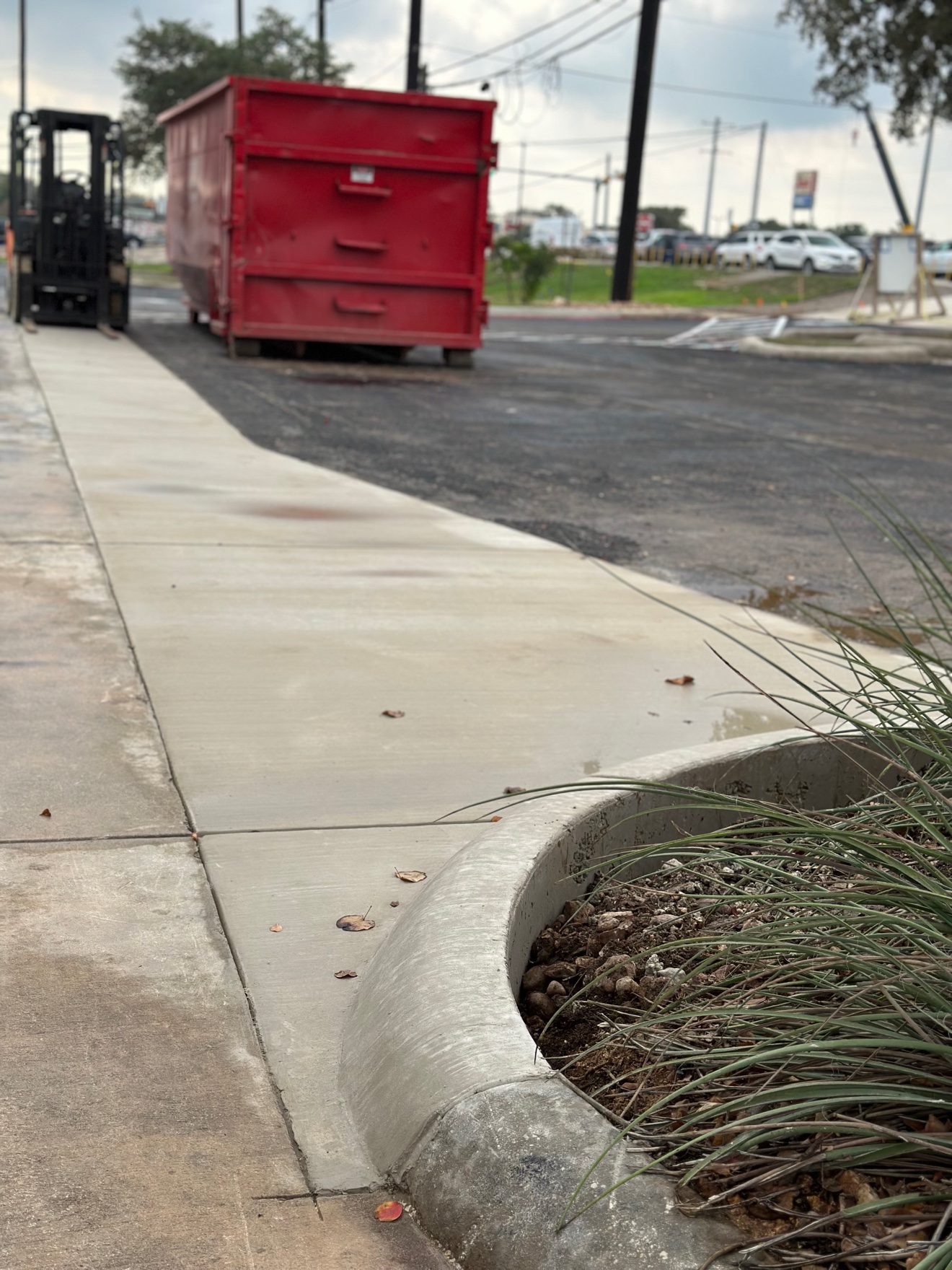 Close-up of the finished rolled curb detail